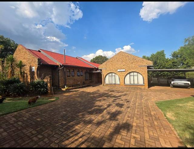 4 BEDROOM HOUSE FOR SALE IN HELIKONPARK